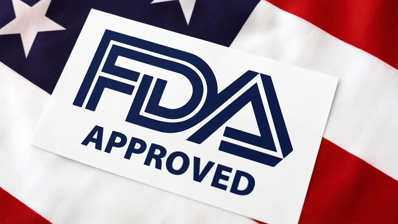 FDA không chỉ kiểm tra thành phần mà còn đánh giá nhãn mác và an toàn sản phẩm.