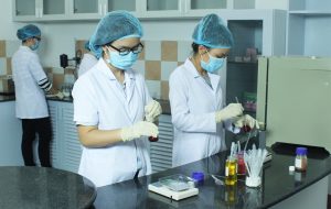 Các nhân viên làm việc tại Công ty TNHH Gia Công Mỹ Phẩm Giá Tốt đều được đào tạo bài bản trước khi tham gia sản xuất