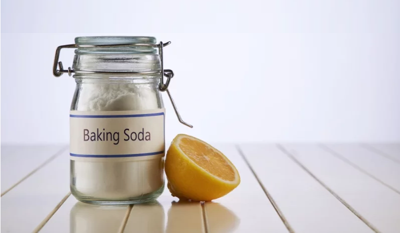 Natri bicarbonate trong baking soda cùng với nước chanh giúp kiềm hóa, ngăn chặn tình trạng cơ thể sản xuất quá nhiều axit