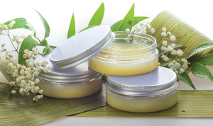 Mỹ phẩm hữu cơ (organic) là những loại mỹ phẩm có thành phần hữu cơ, không có hoặc có rất ít hàm lượng chất hóa học khác