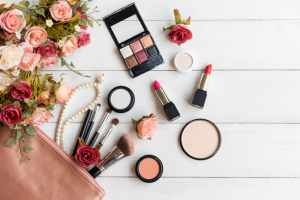 Ngành mỹ phẩm tạo việc làm cho nhiều ngành nghề khác nhau như nghiên cứu, sản xuất, marketing, bán hàng, phân phối.