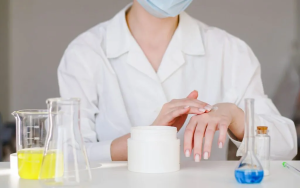 Chọn Đơn Vị Gia Công Mỹ Phẩm: 7 Tiêu Chí Quan Trọng Không Thể Bỏ Qua